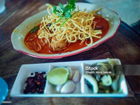  Khao Soi: Un Délice Riche et Épicé de la Cuisine Nordique Thaïlandaise !