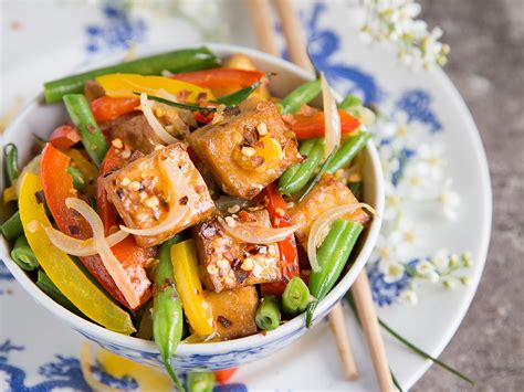  Le Tofu Routi: Savoureux mélange de textures douces et croustillantes dans une explosion de saveurs épicées ?