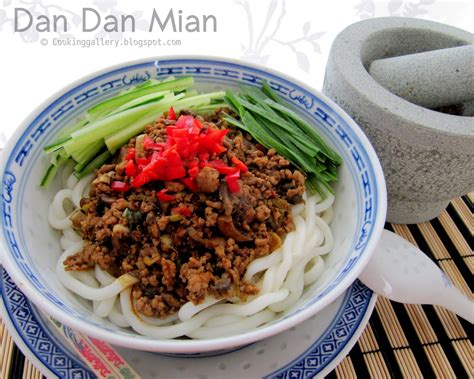  Dan Dan Mian: Une symphonie épicée de saveurs parfumées et une explosion de textures contrastées!