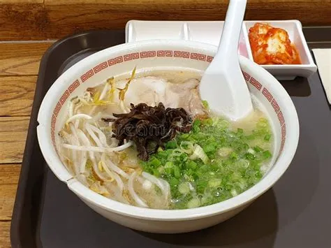  Hakata Ramen: Délicieux bouillon à base de porc qui fond dans la bouche et des nouilles parfaitement cuites!