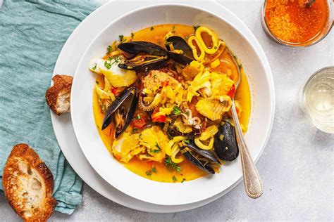  La Bouillabaisse: Une symphonie de saveurs iodées en une explosion de couleurs méditerranéennes!