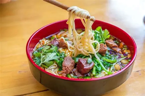  Le Miàn Xiǎo - Une Symphonie Umami en Tête-à-Tête avec des Noodles à la Texture Souple !