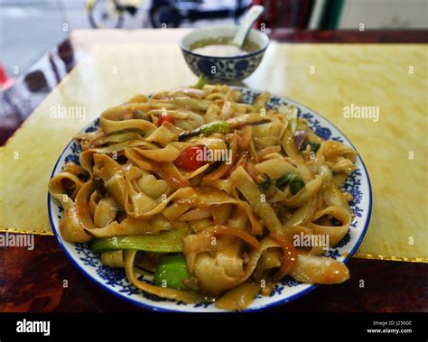  Le Miàn Xiǎo: Un plat de nouilles fraîches qui réconforte l'âme et embaume la cuisine d'une douce fumée