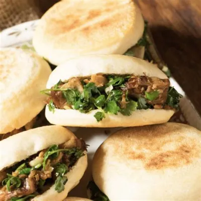  Le Rou Jia Mo: Un succulent mélange de porc effiloché et de pain pita chinois rôti !