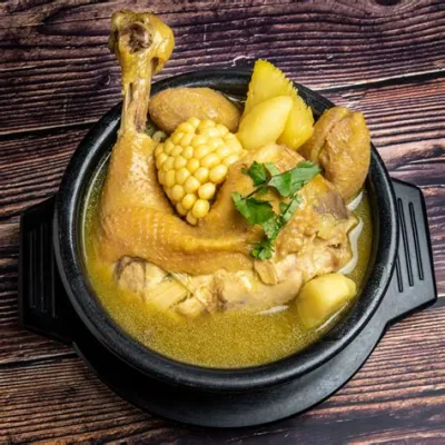  Sancocho de Gallina: Une symphonie crémeuse d'épices et une explosion de saveurs colombiennes!